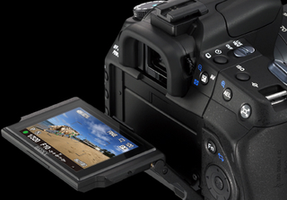 Illustration for article titled Sony A300 and A350 DSLRs Have Two-Way Tilting Live View
